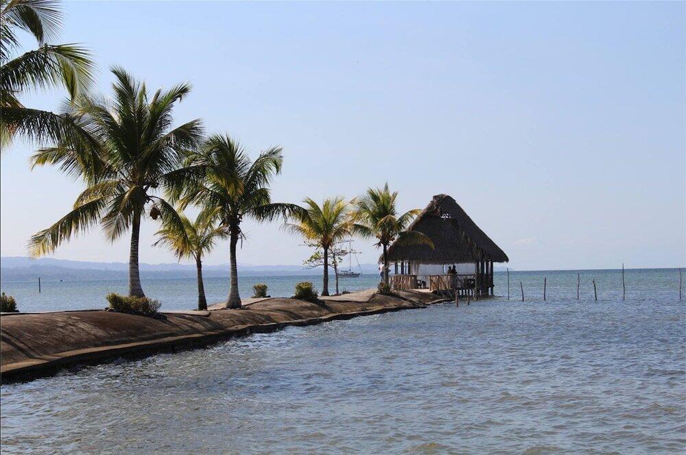 Foto del entorno de Amatique Bay Hotel