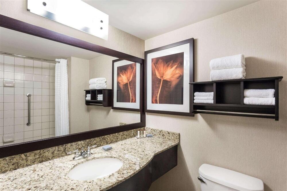 Foto del baño de Hotel Wingate By Wyndham Regina