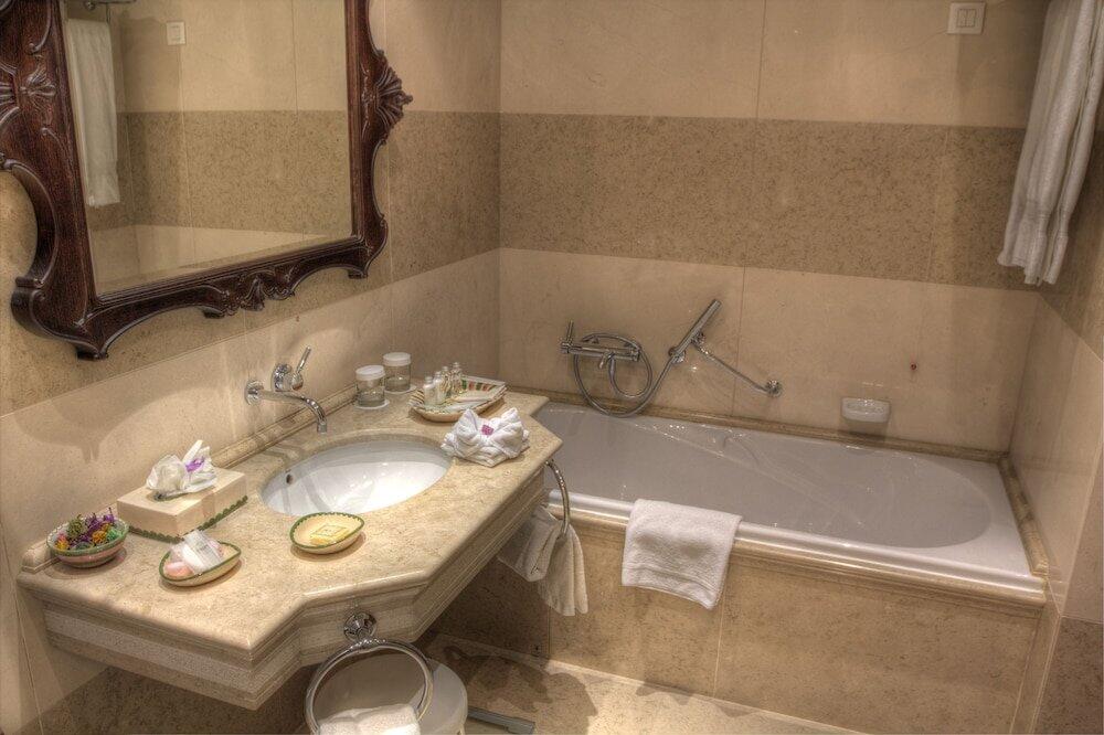 Foto del baño de Convento do Espinheiro, Historic Hotel &amp;amp; Spa