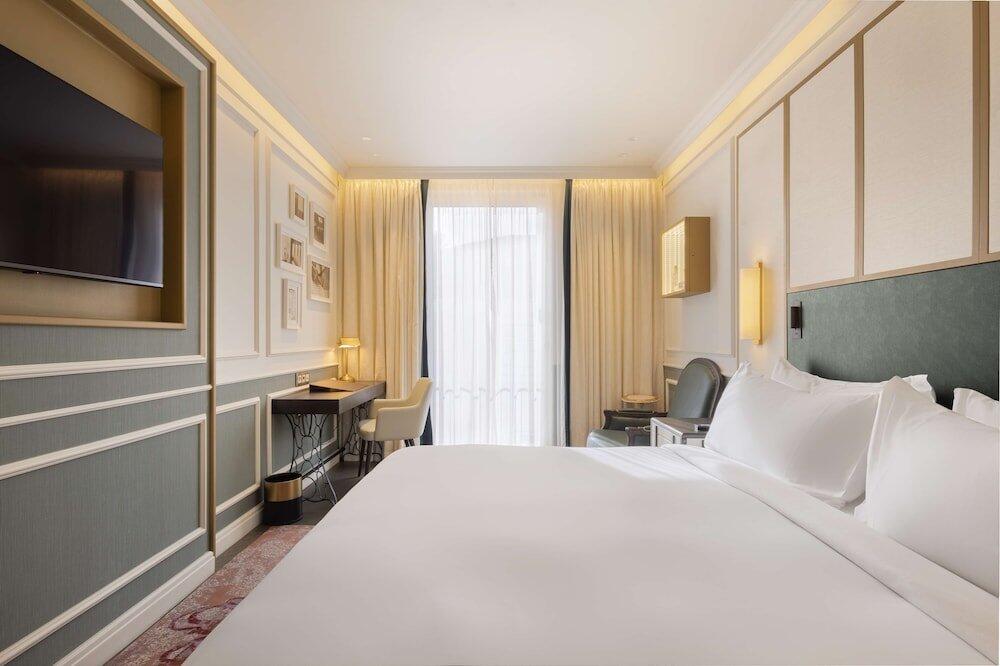 Foto de una habitación de Hotel The Emerald House Lisbon, Curio Collection By Hilton