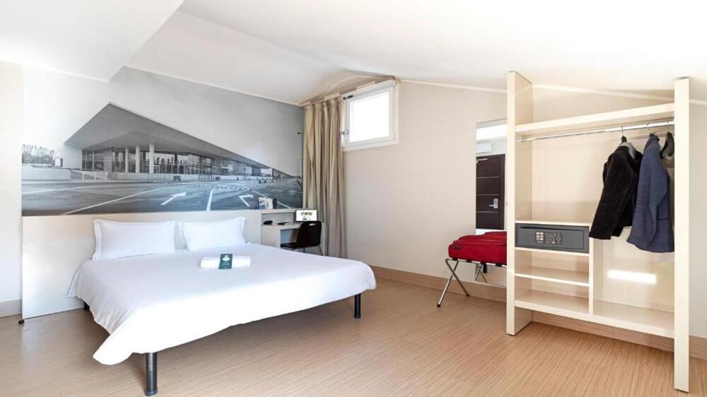 Foto de una habitación de B&amp;amp;B Hotel Bergamo