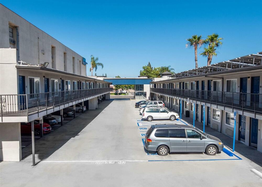 Foto del exterior de Motel 6 Anaheim, CA - Convention Center