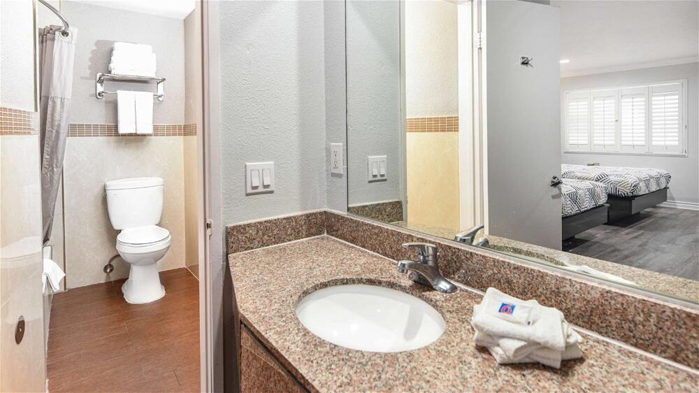 Foto del baño de Motel 6 Anaheim, CA - Convention Center