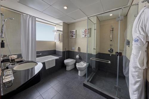 Foto del baño de Hotel Rose Rayhaan by Rotana
