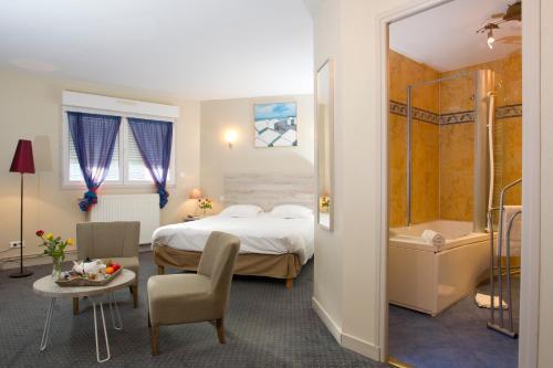 Foto de una habitación de Hotel du Port et des Bains