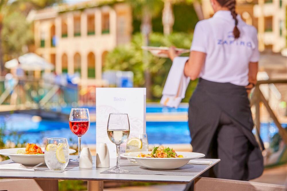 Foto de restauración de Aparthotel Zafiro Cala Mesquida