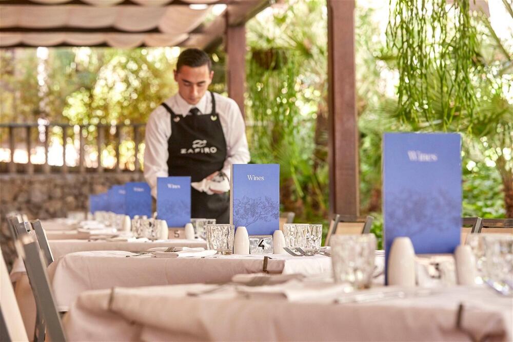 Foto de restauración de Aparthotel Zafiro Cala Mesquida