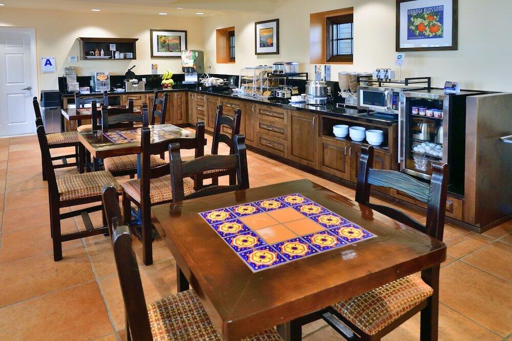 Foto de restauración de Hotel Lamplighter Inn &amp;amp; Suites at SDSU