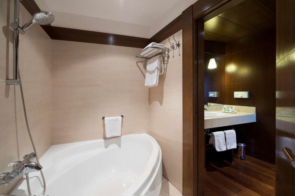 Foto del baño de Hotel NH Collection Palacio de Burgos