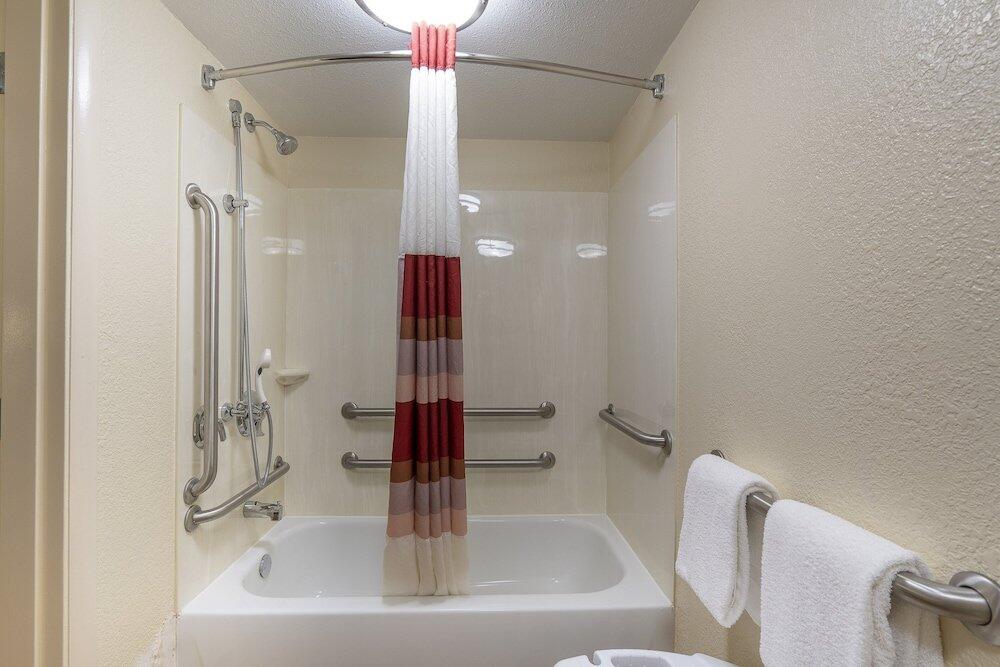 Foto del baño de Red Roof Inn Detroit - Dearborn/Greenfield Village