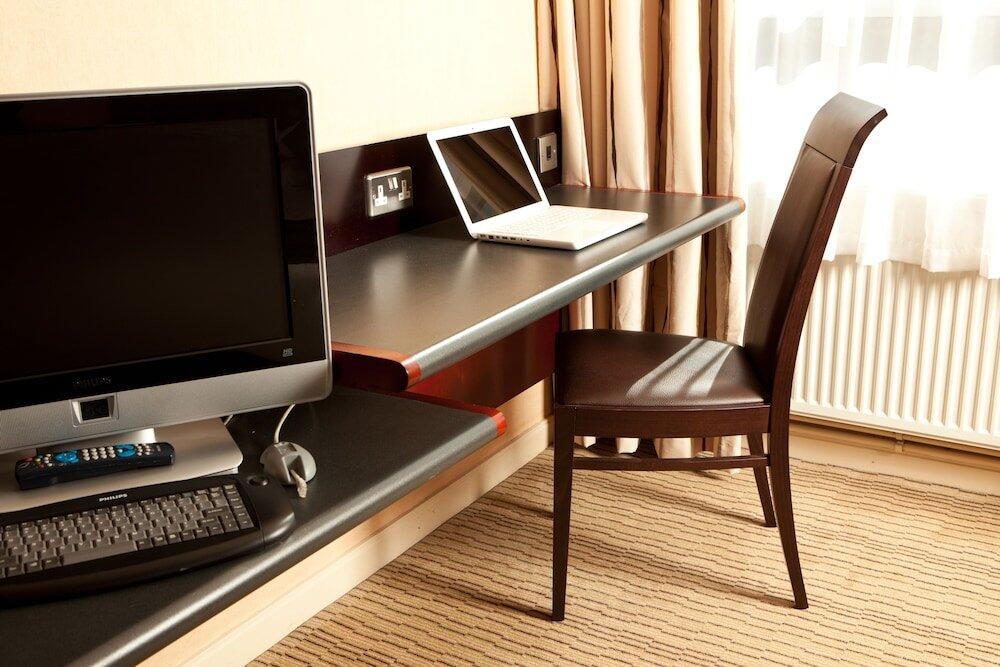 Foto de una habitación de Mercure Leeds Parkway Hotel