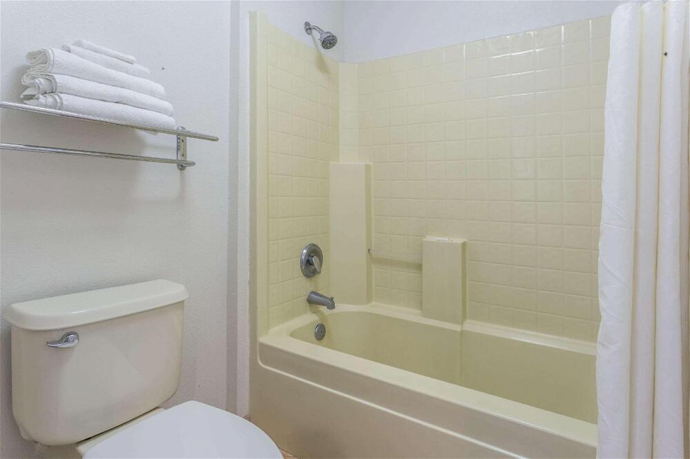 Bathroom – Hotel Travelodge by Wyndham Merced Yosemite