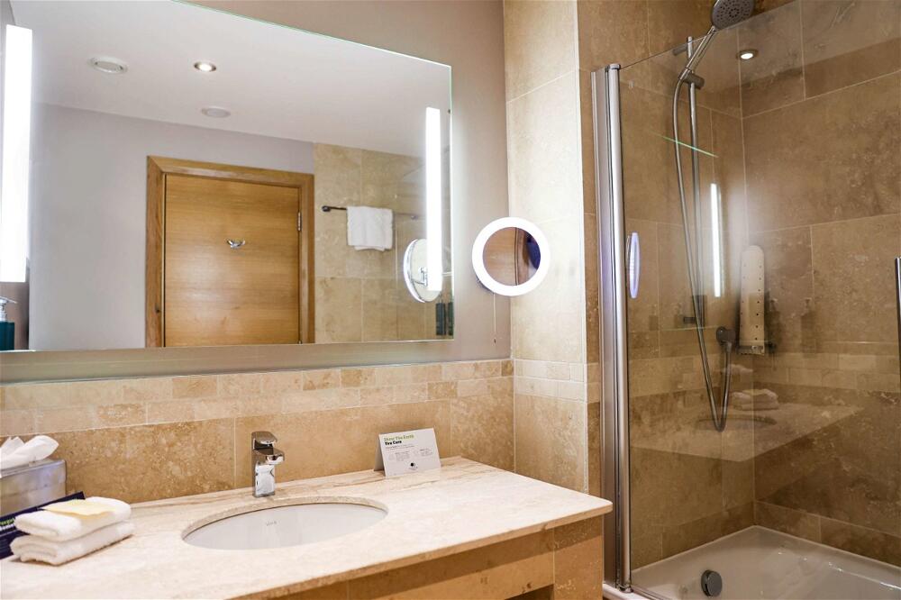 Foto del baño de Hotel DoubleTree by Hilton Milton Keynes