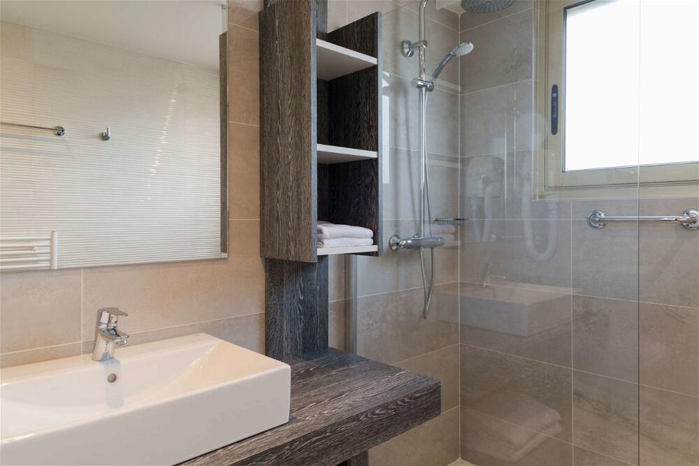 Foto del baño de The Originals Boutique, Hôtel Les Strélitzias