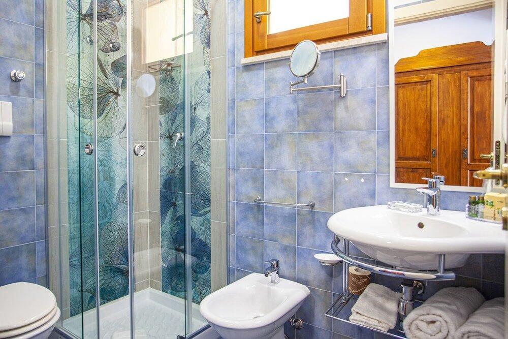 Foto del baño de Hotel Village Suvaki
