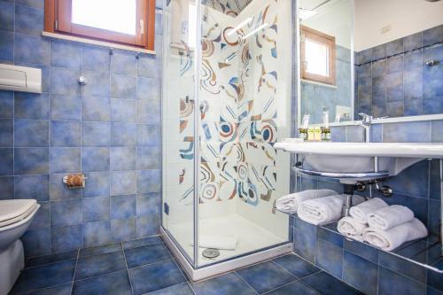 Foto del baño de Hotel Village Suvaki