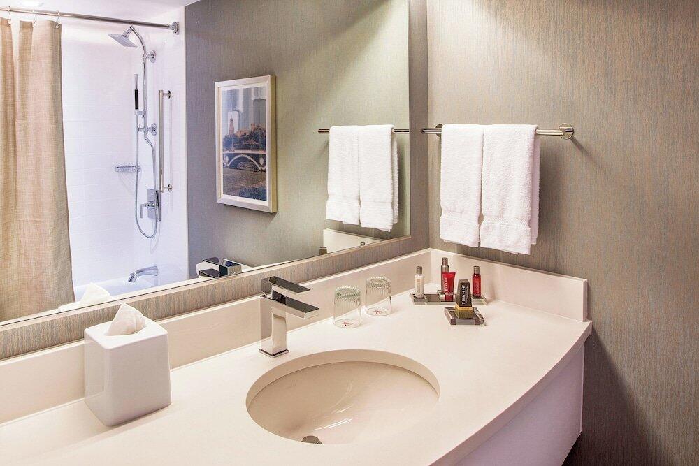 Foto del baño de Hotel Boston Marriott Burlington