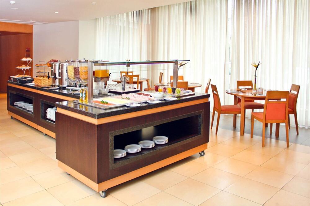 Foto de restauración de TRYP by Wyndham Porto Centro Hotel