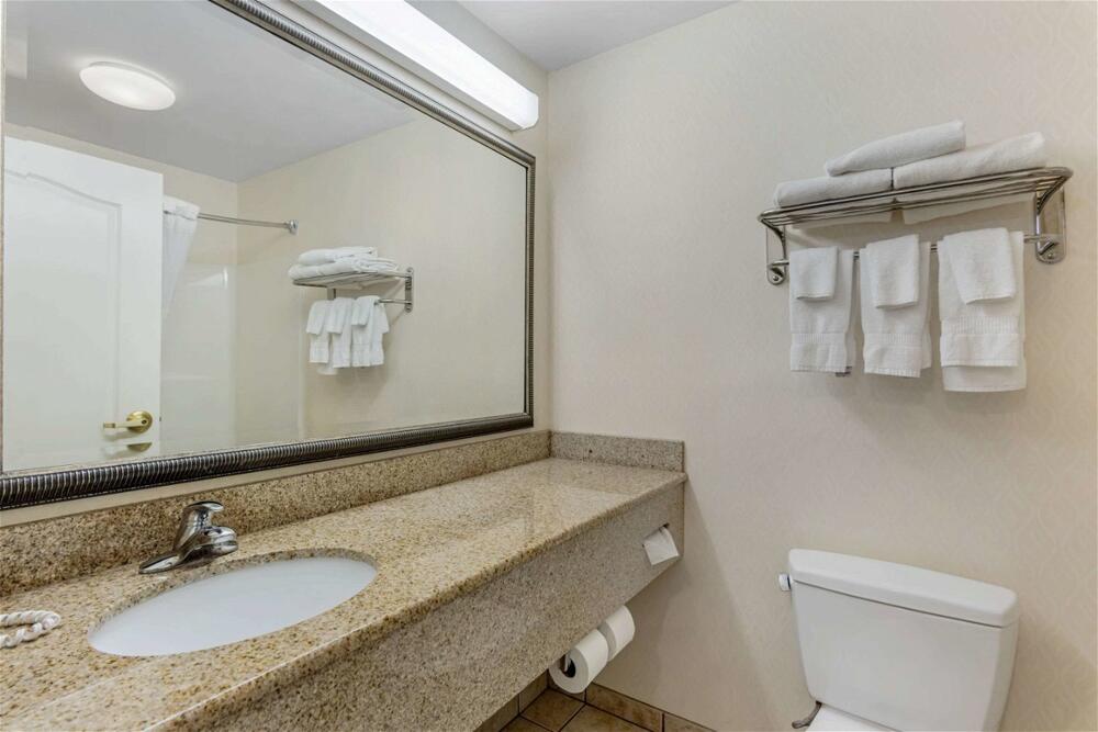 Bathroom – Hotel Comfort Inn &amp;amp; Suites