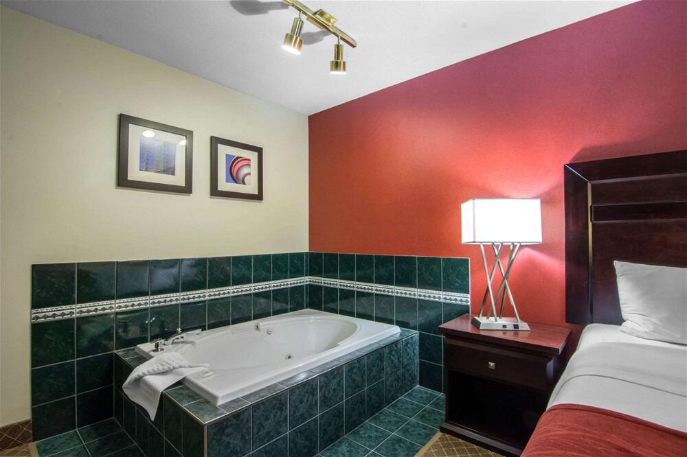 Foto de una habitación de Hotel Comfort Inn &amp;amp; Suites Airport South