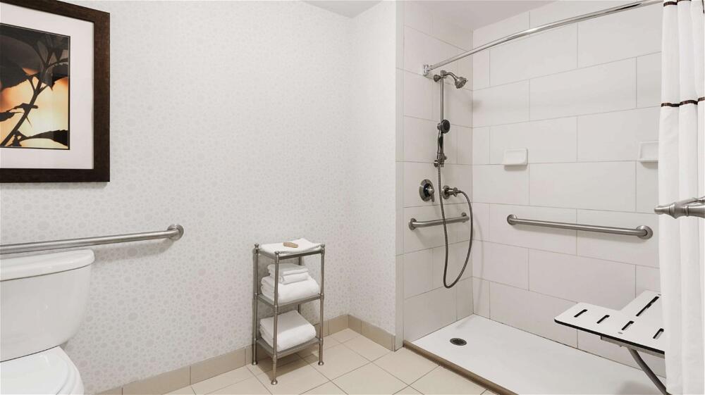 Foto del baño de Hotel DoubleTree Suites by Hilton Charlotte/SouthPark