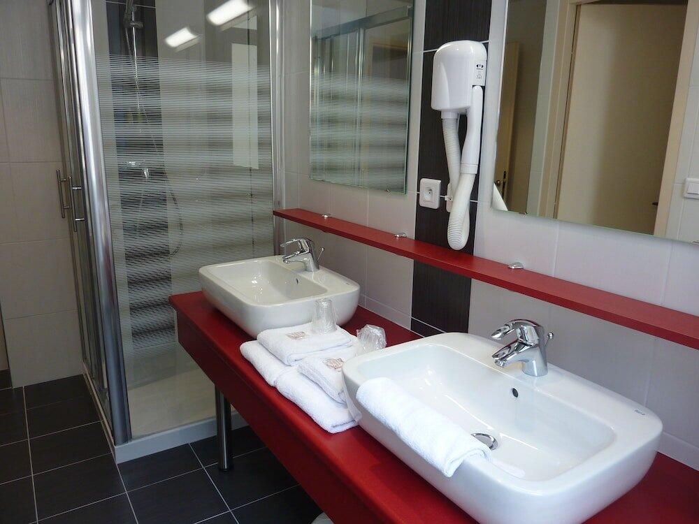 Foto del baño de Cit&amp;#039;Hotel de La Vallée