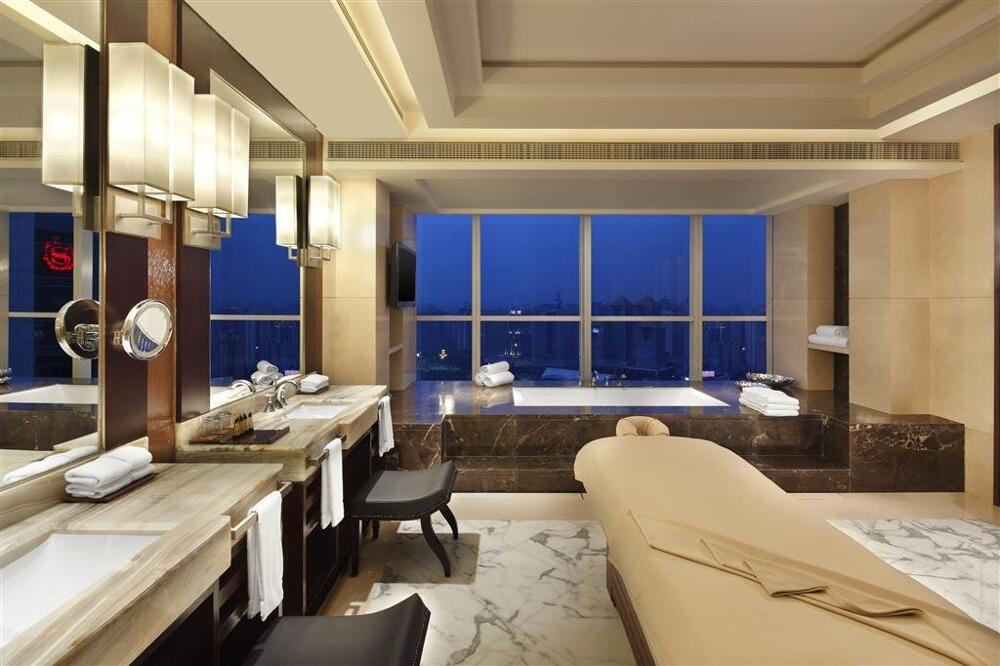 Foto general de Sheraton Guangzhou Hotel-Fully Upgraded in CBD-Free Canton Fair Shuttle Bus and Registration Counter