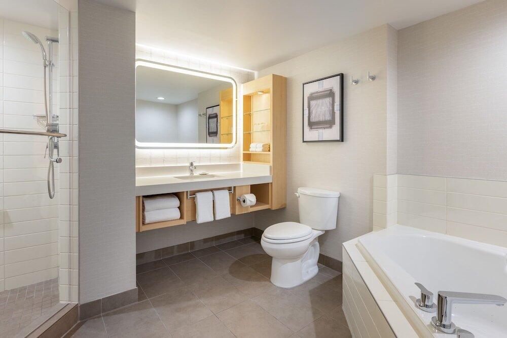 Foto del baño de Delta Hotels by Marriott Grand Okanagan Resort