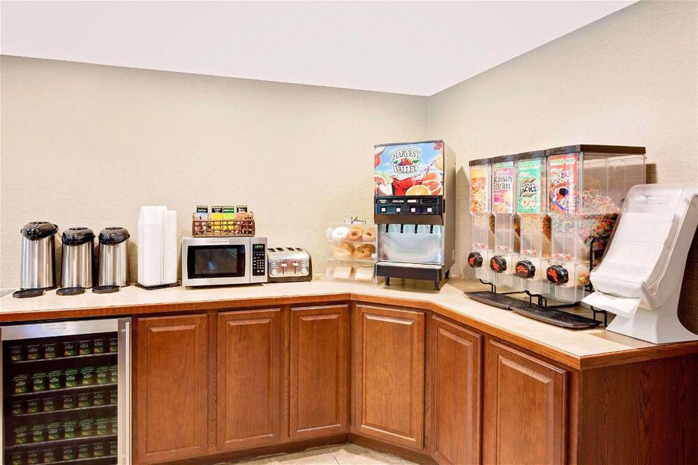 Dining – Hotel Knights Inn Traverse City