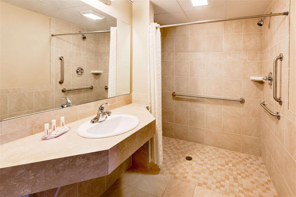 Bathroom – Hotel Knights Inn Traverse City