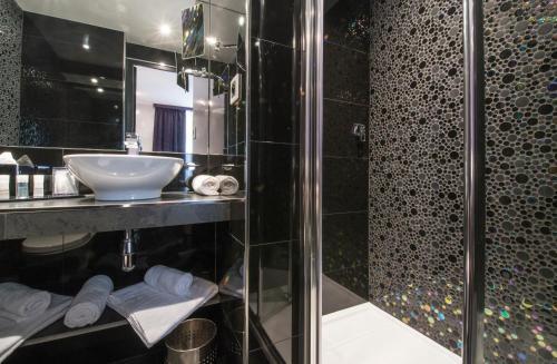 Foto del baño de Hôtel Splendor Elysées