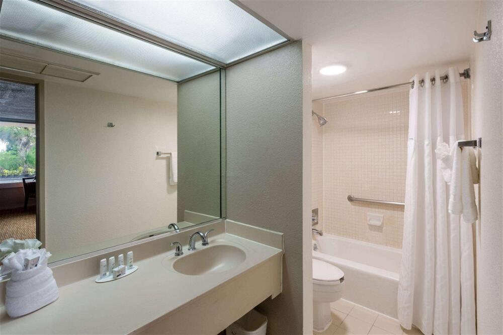 Foto del baño de Hotel Ramada by Wyndham Kissimmee Gateway