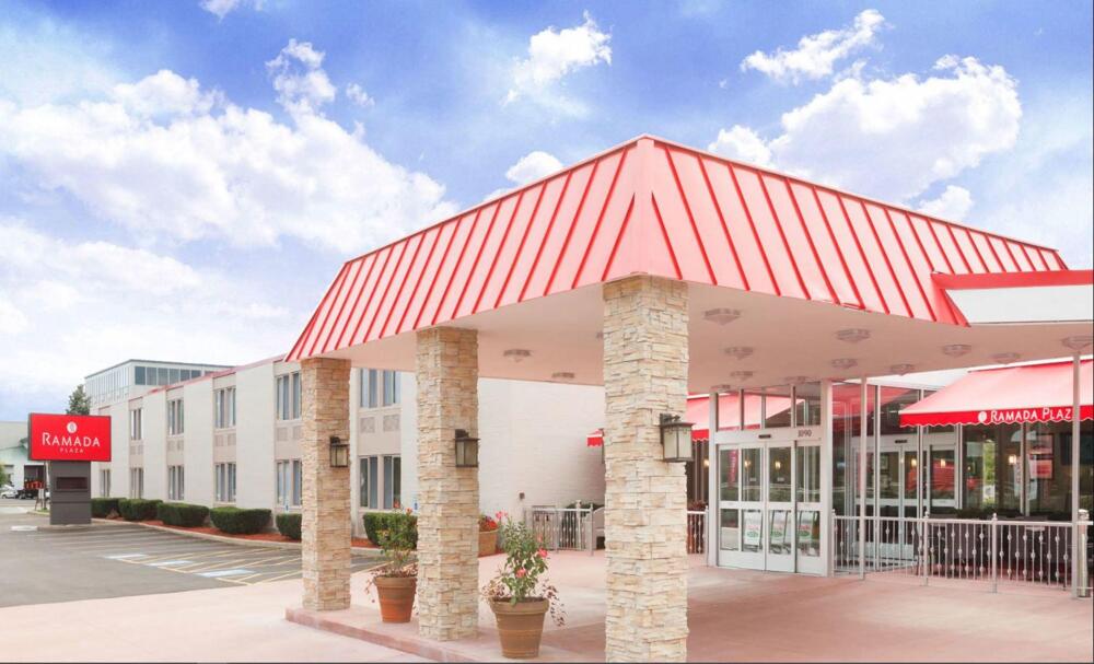 Foto del exterior de Hotel Ramada Plaza by Wyndham Chicago North Shore