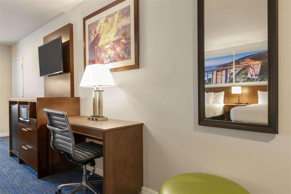 Foto de una habitación de Hotel Days Inn &amp;amp; Suites by Wyndham Anaheim At Disneyland Park