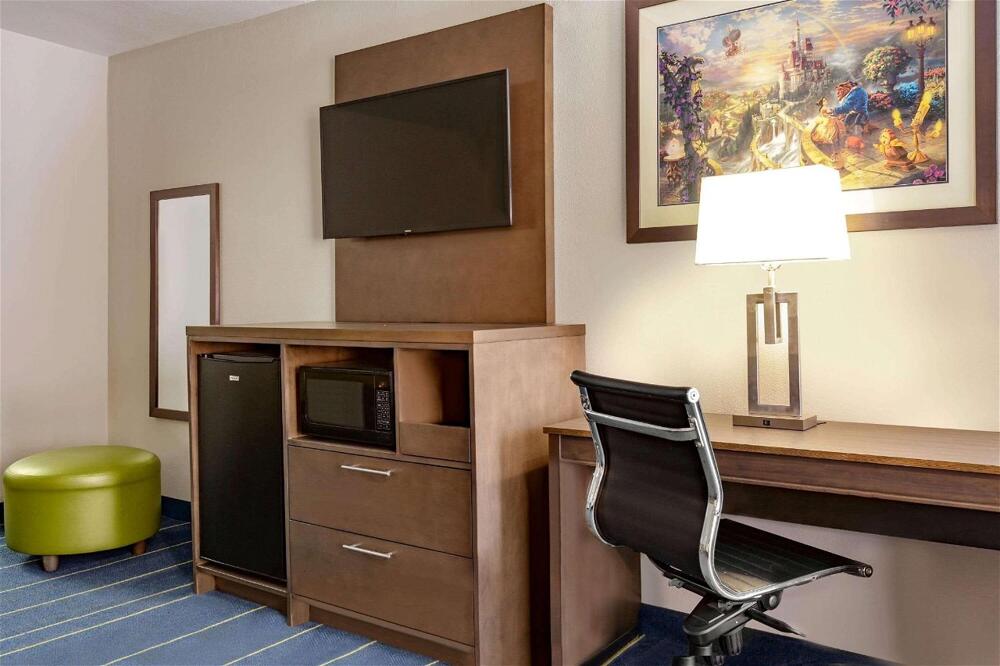 Foto de una habitación de Hotel Days Inn &amp;amp; Suites by Wyndham Anaheim At Disneyland Park
