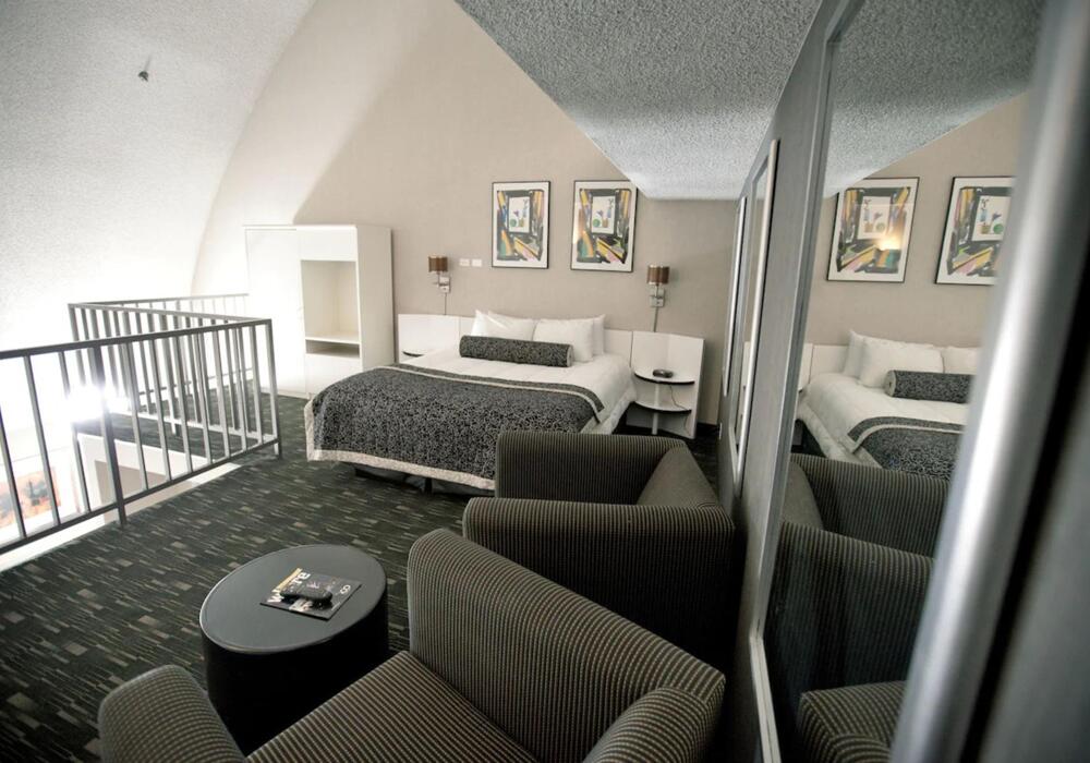Foto de una habitación de Ramada Plaza by Wyndham West Hollywood Hotel &amp;amp; Suites