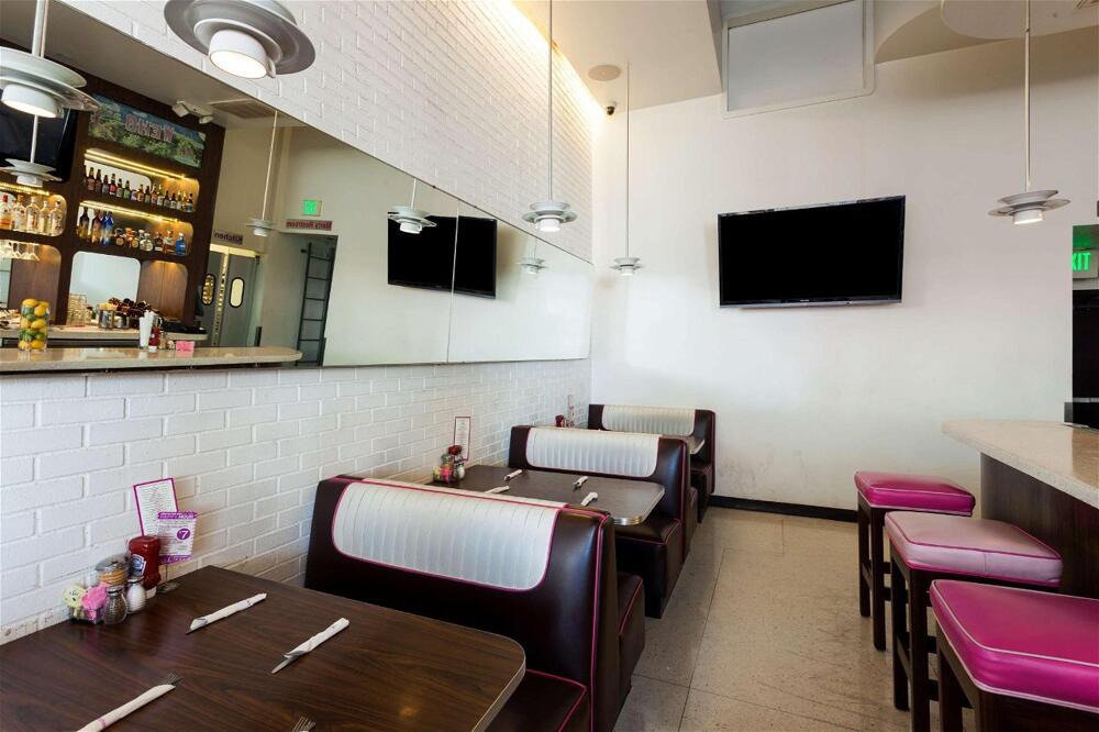 Foto de las zonas nobles de Ramada Plaza by Wyndham West Hollywood Hotel &amp;amp; Suites