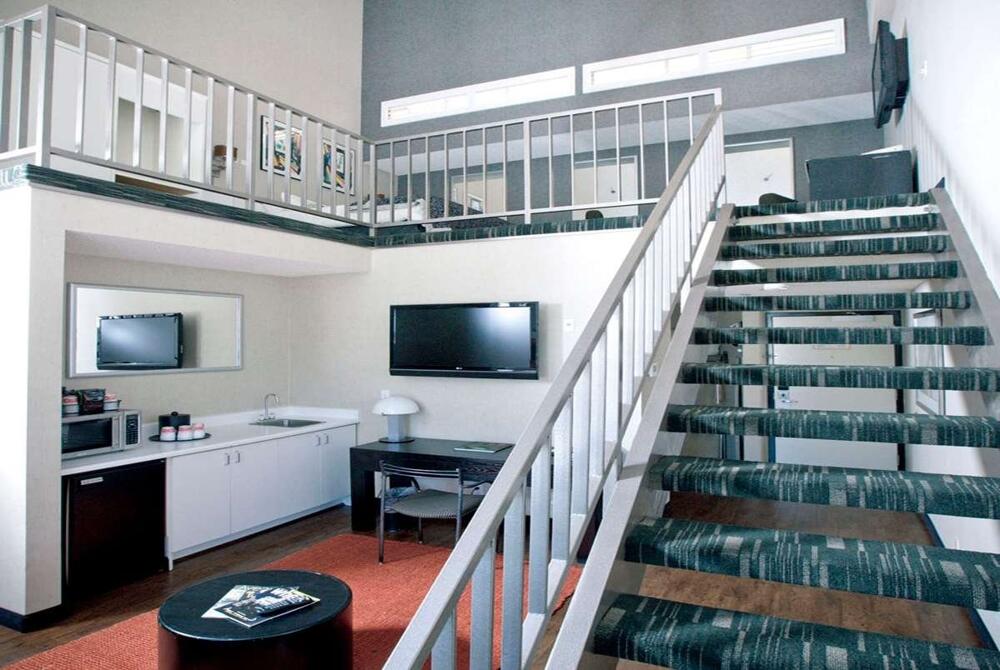 Foto de una habitación de Ramada Plaza by Wyndham West Hollywood Hotel &amp;amp; Suites