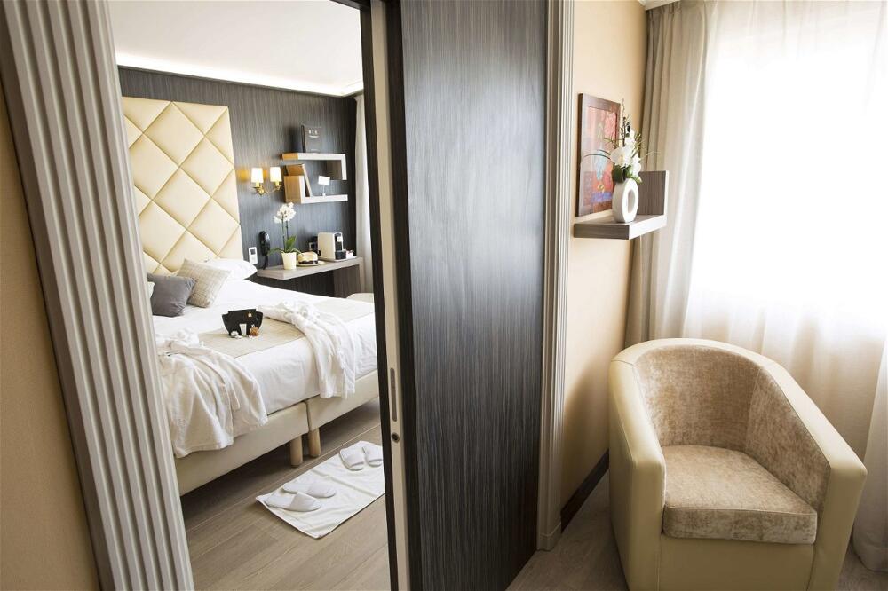 Foto de una habitación de Hotel BEST WESTERN PLUS CANNES RIVIERA &amp;amp; SPA