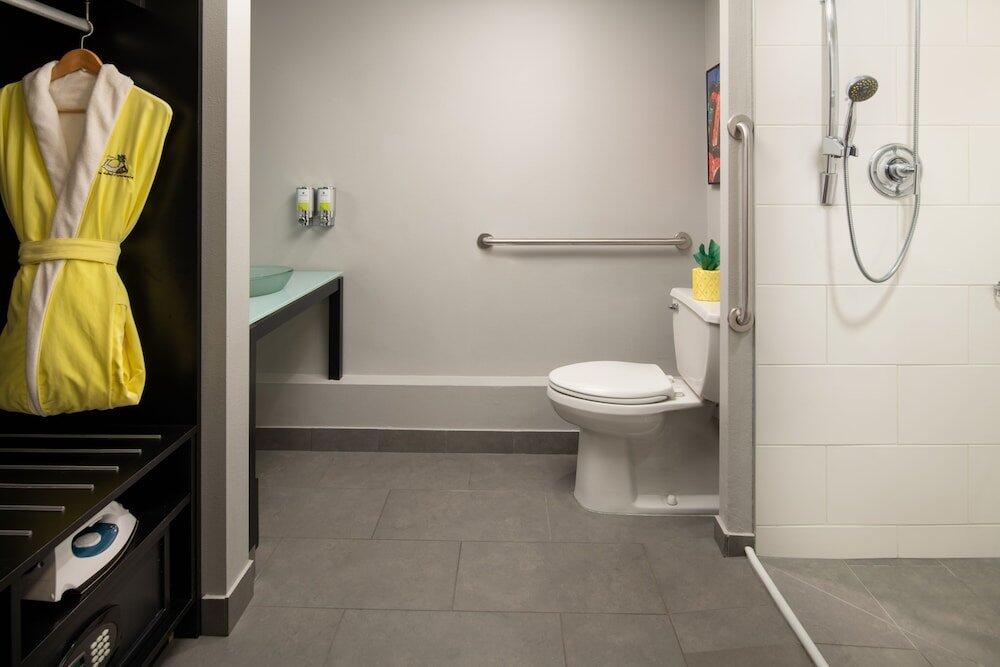 Foto del baño de Staypineapple, Hotel FIVE, Downtown Seattle