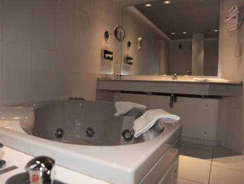 Foto del baño de Amirauté Hôtel Deauville