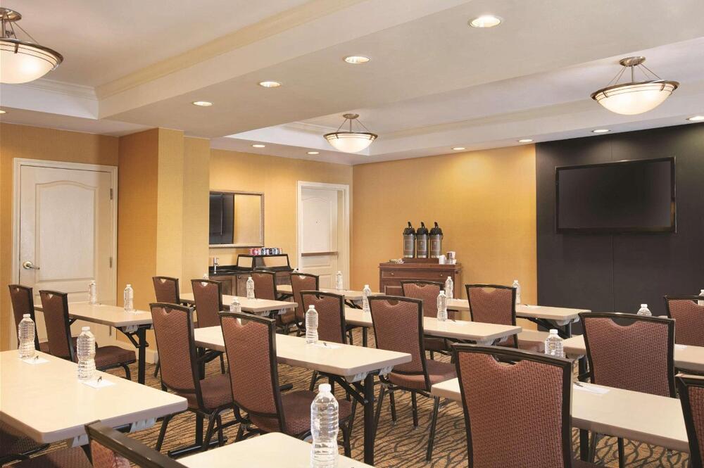 Foto de los servicios de Hotel Country Inn &amp;amp; Suites by Radisson, Atlanta Airport North, GA