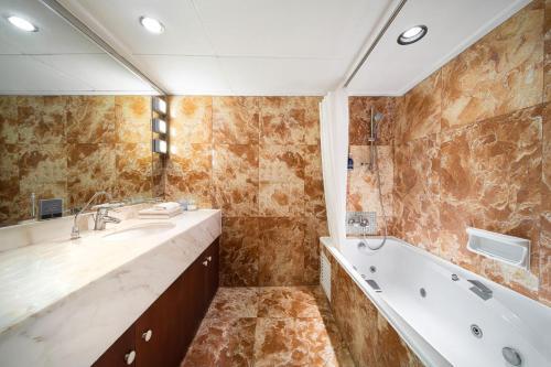Foto del baño de Regal Riverside Hotel