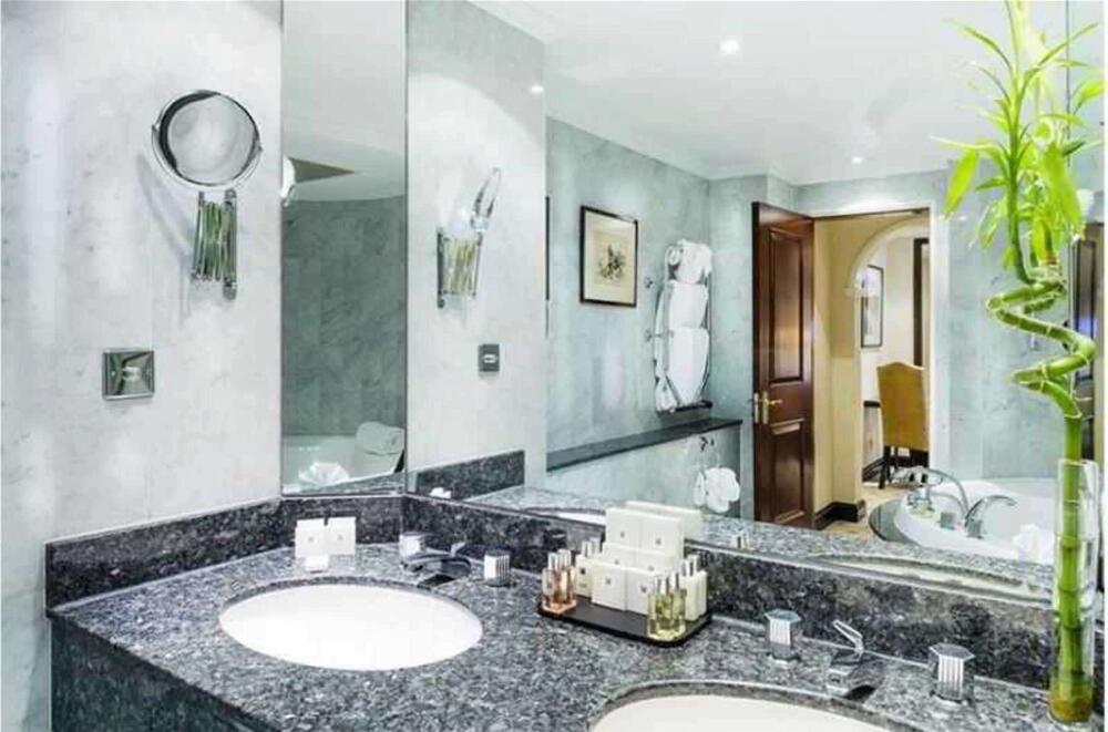 Foto del baño de Millennium Gloucester Hotel London Kensington