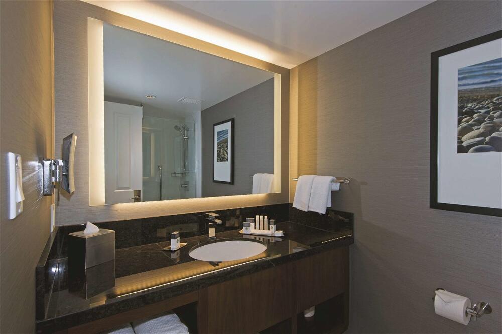 Foto del baño de DoubleTree by Hilton Hotel &amp;amp; Suites Victoria