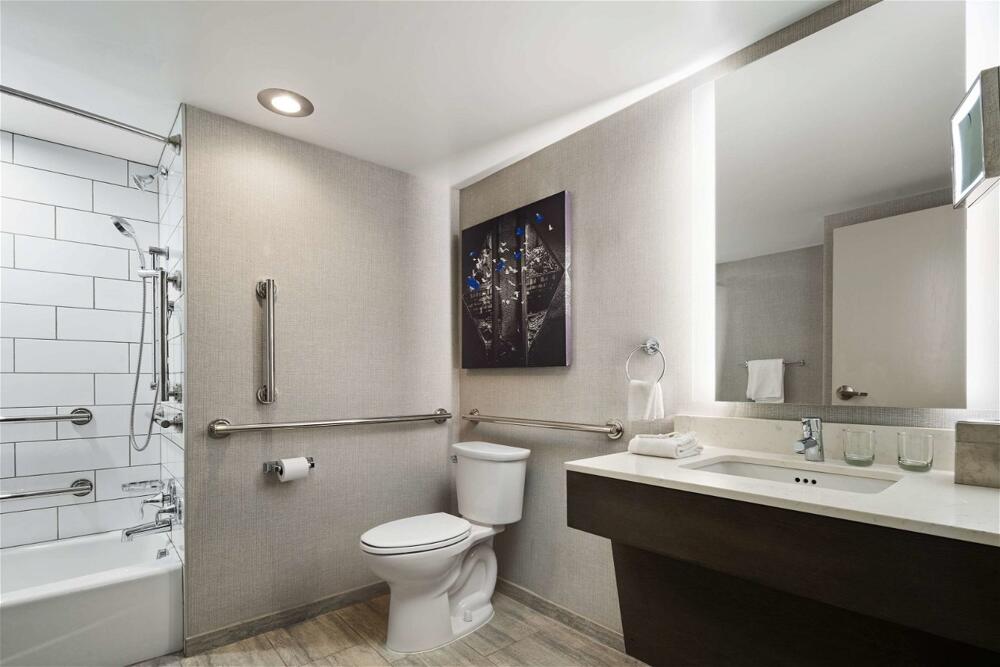 Foto del baño de Hotel DoubleTree by Hilton Pittsburgh Airport