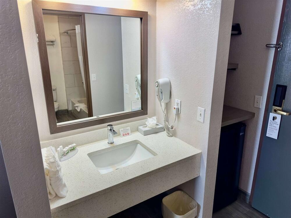 Foto del baño de SYLO Hotel Denver Airport, a Ramada by Wyndham