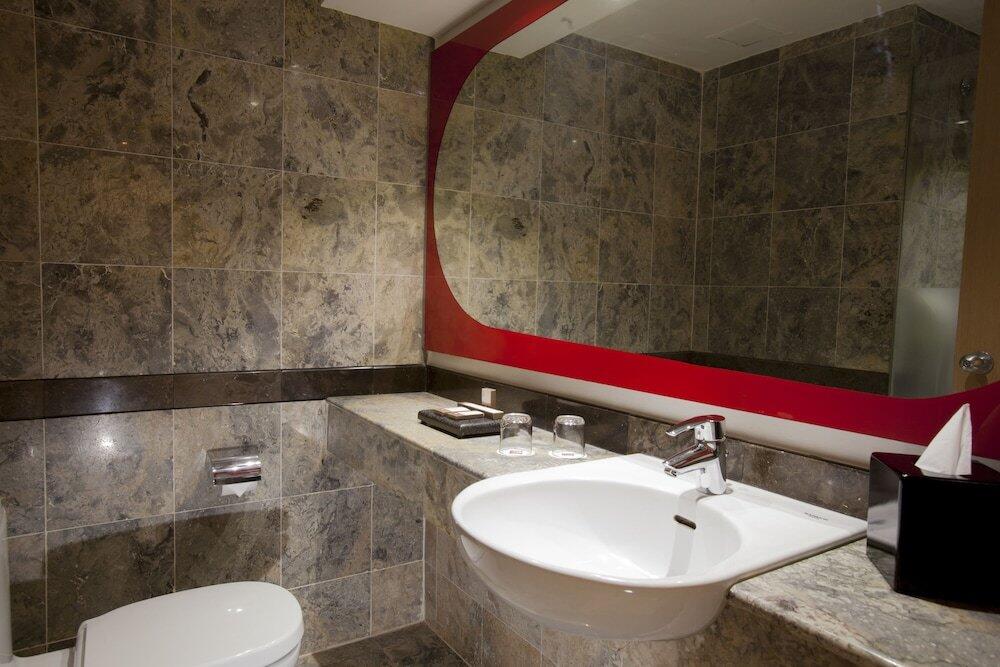 Foto del baño de Hotel Ibis Jakarta Slipi