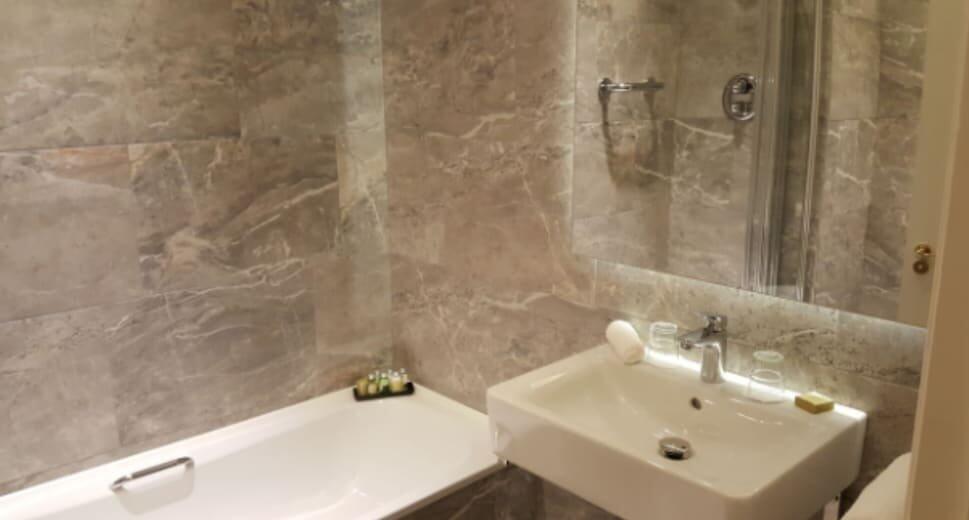 Foto del baño de Cork&amp;#039;s Vienna Woods Hotel &amp;amp; Villas