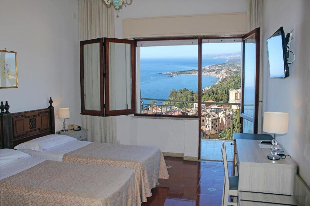 Foto de una habitación de Hotel Mediterranee